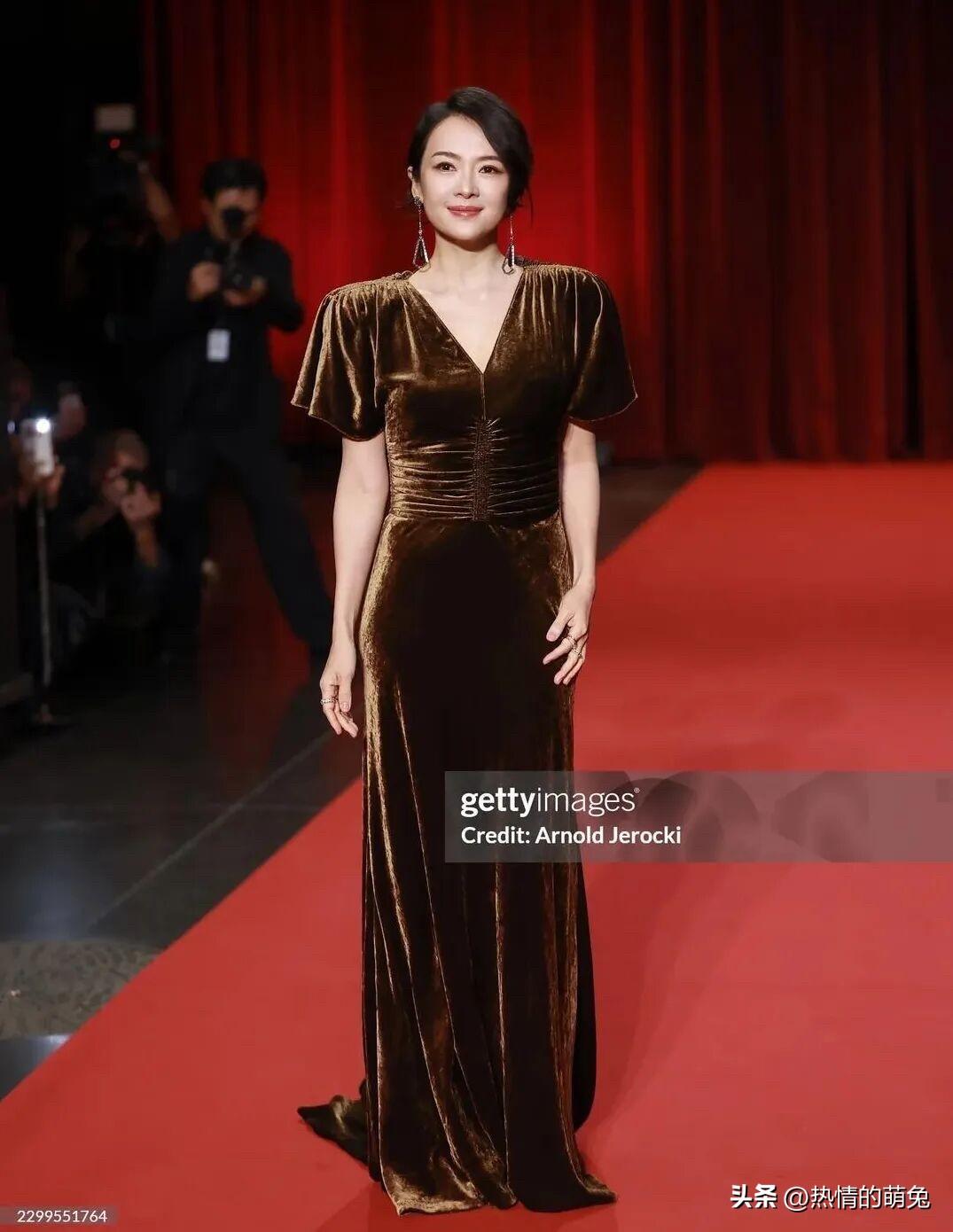 章子怡昨晚压轴亮相国际电影节红毯，瘦身后脸部浮肿已消失，但是脸上的苹果肌和腮帮子