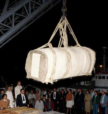 1953年，装着杜月笙尸体的棺材，被运抵台北码头时，一张罕见的镜头，从照片中我们