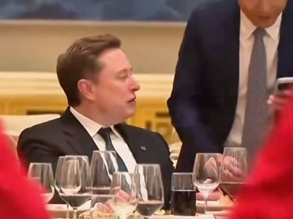 雷军马斯克合影这个视频一看就知道马斯克喝了不少酒，因为被拍到的时候他的动作就是醉