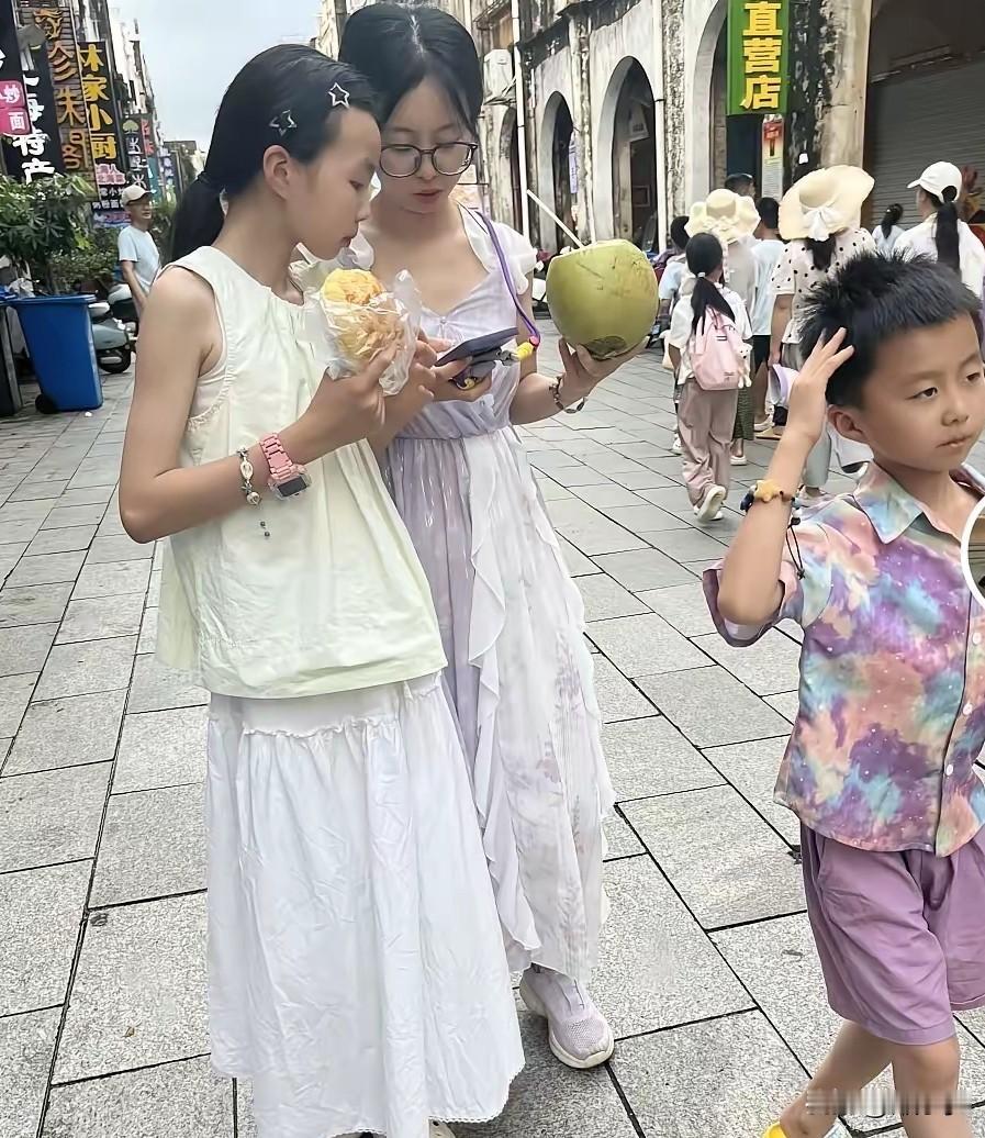 许敏的亲孙子都这么高了，时间过得真快。孩子长的像郭威，那个丫头也长大了成熟了。许