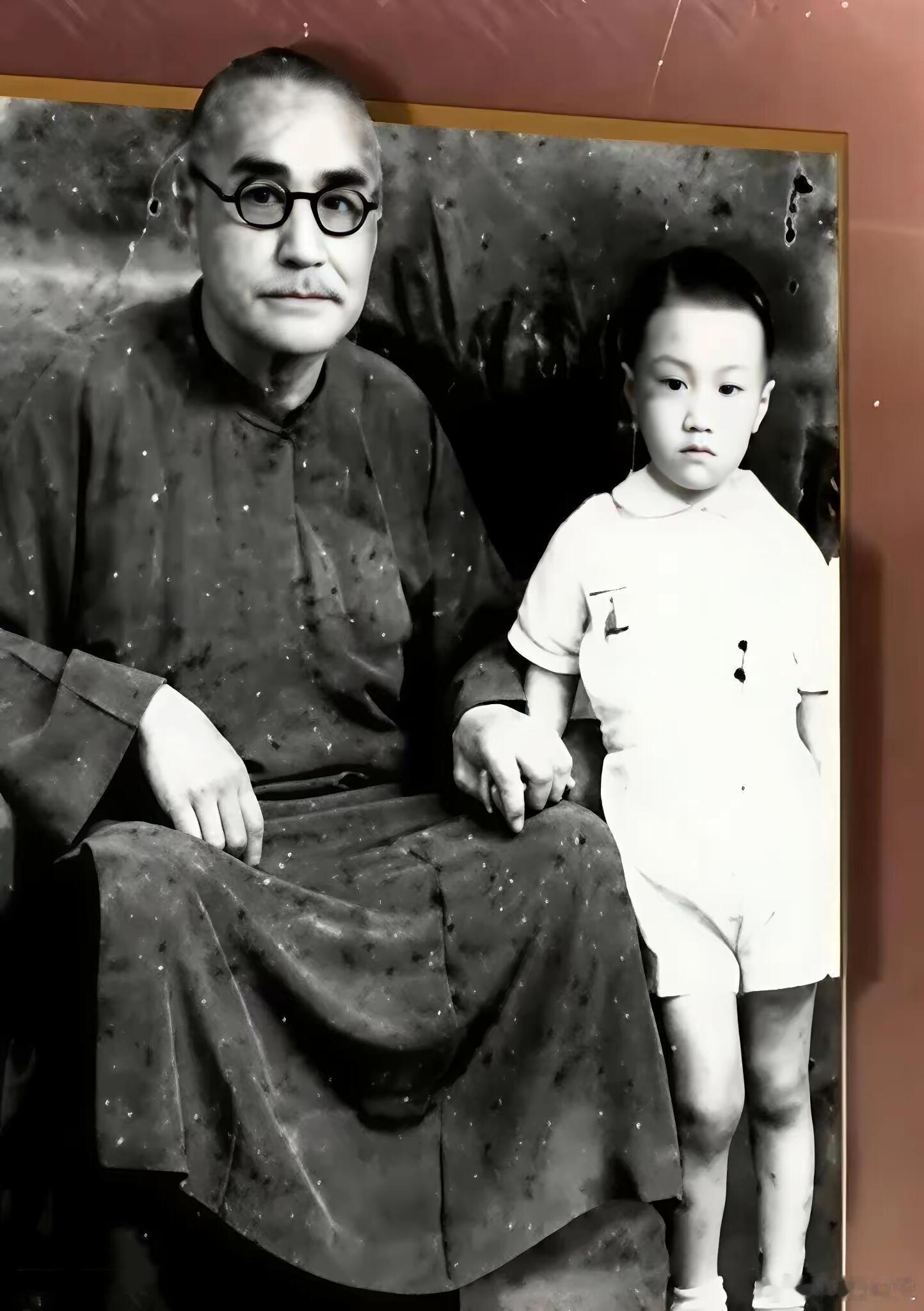 谢贤幼年时与他爷爷谢贤的爷爷叫谢焜彝谢焜彝(1877—1958)，广东省番禺县人