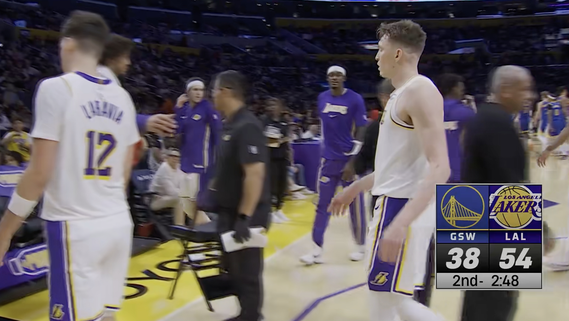 雷迪克暂停，湖人领先16分，注意安全。 ​​​