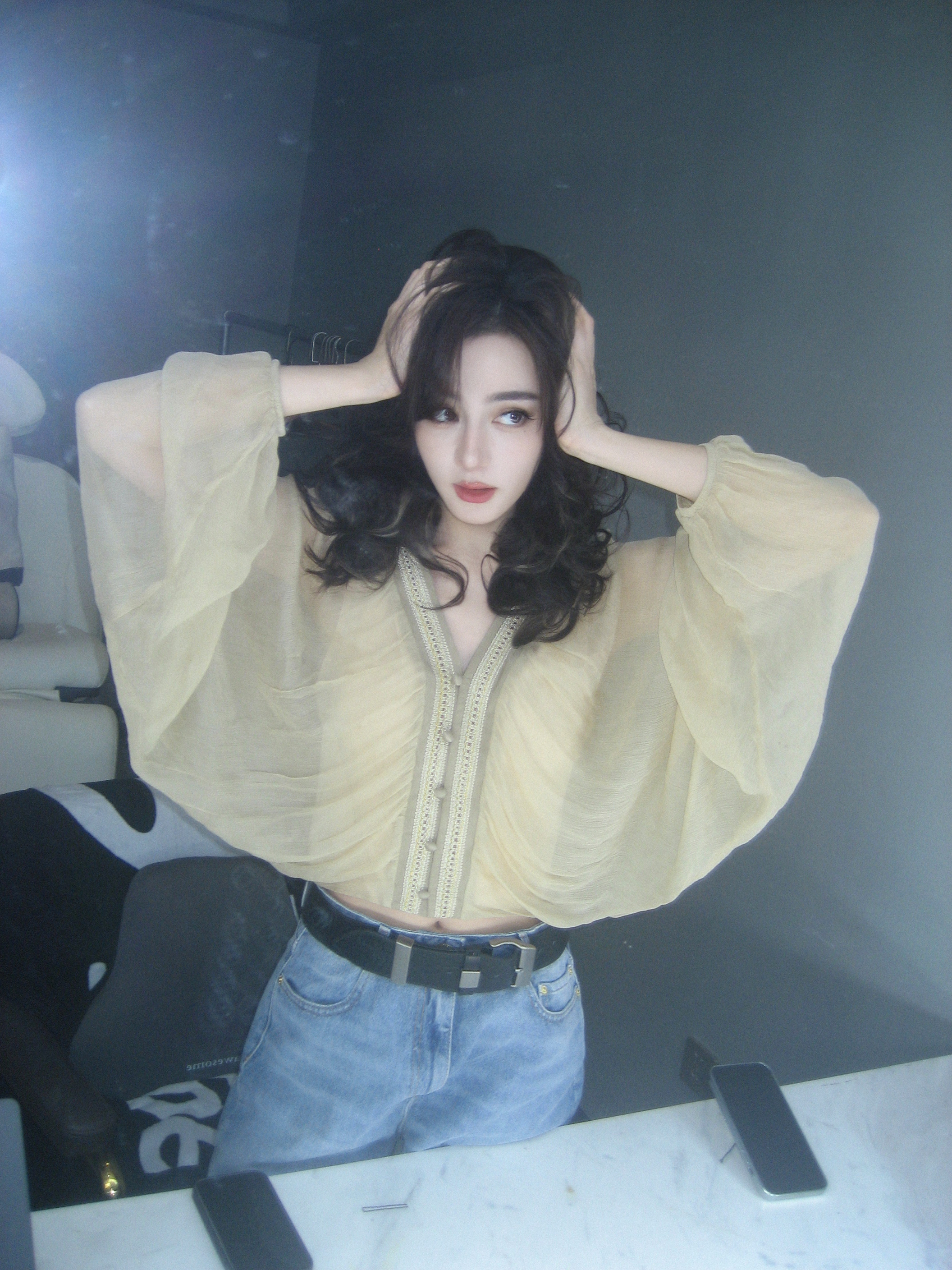 迪丽热巴[超话] 🪞抓到一只捧脸杀的姐姐正在watching u～[相爱] ​