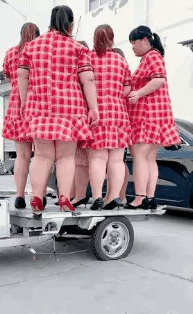 图1:商家也是有心了，为了告诉别人自己的车质量好，一次请了这么多“千金小姐姐”来