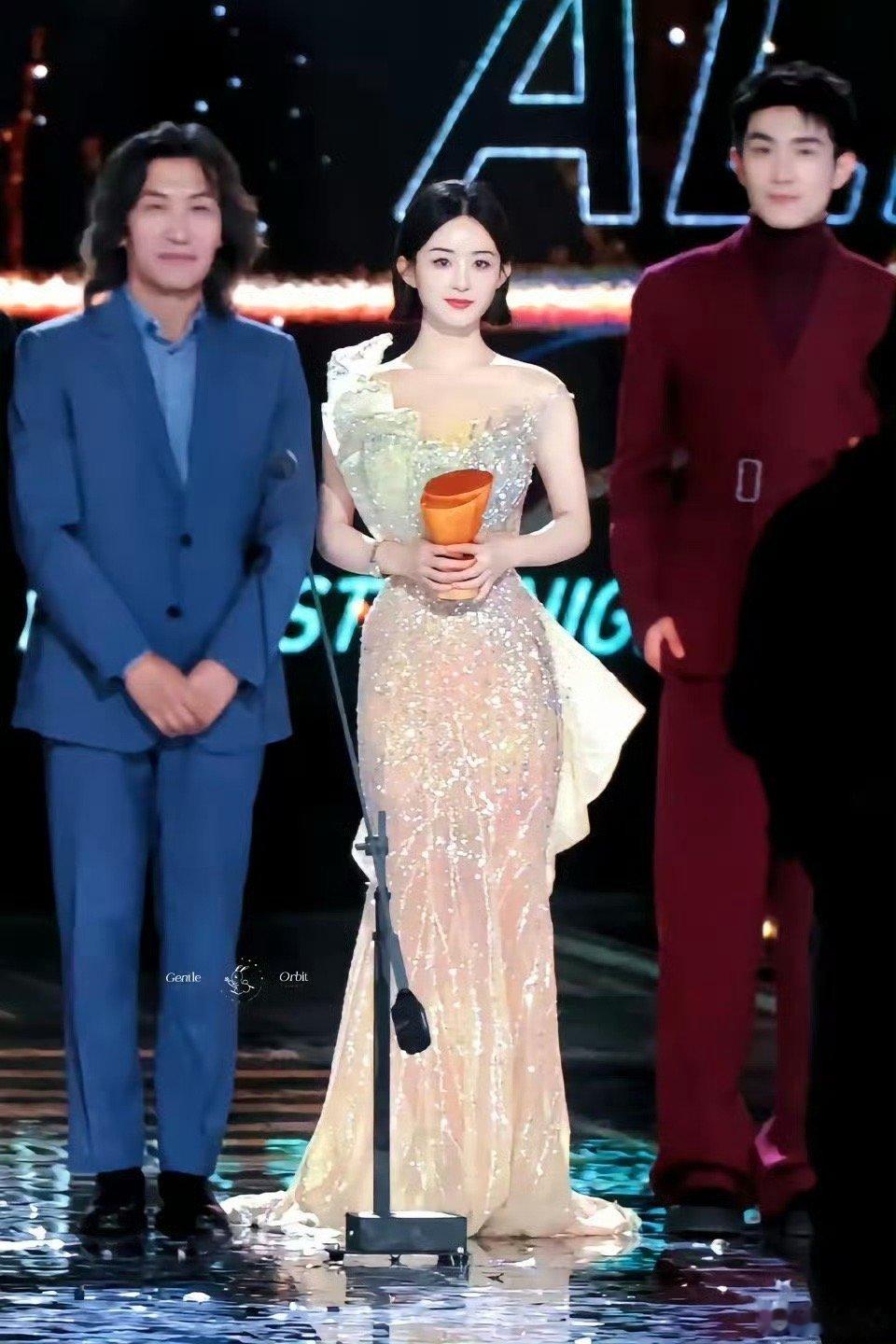 赵丽颖这个背真的小巧可爱，美极了！这身材比例真的太优越了 