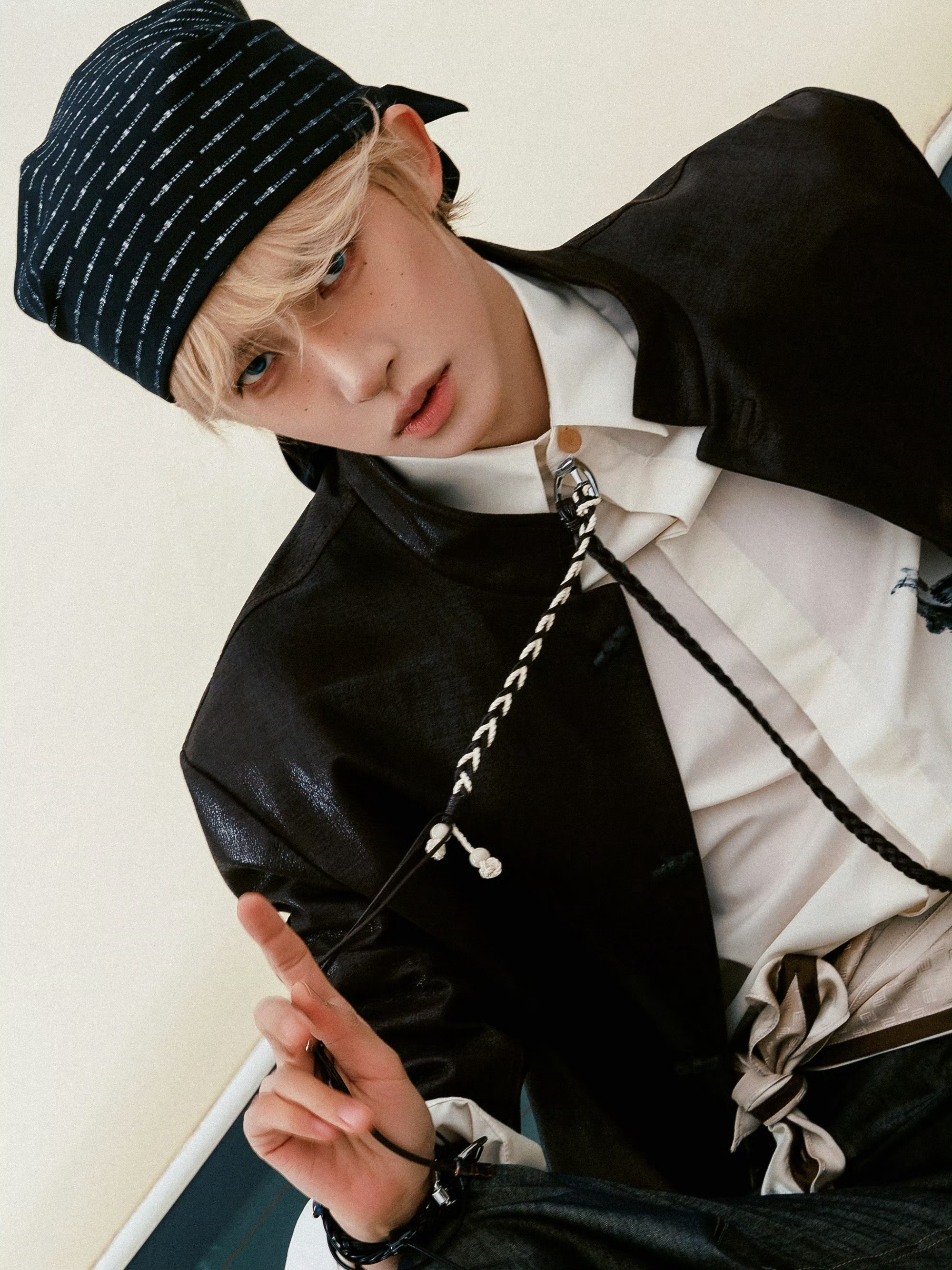 夏姿陈代言人刘宇复古包头巾造型亮相品牌2026秋冬时装秀，造型新突破😎巴黎时装