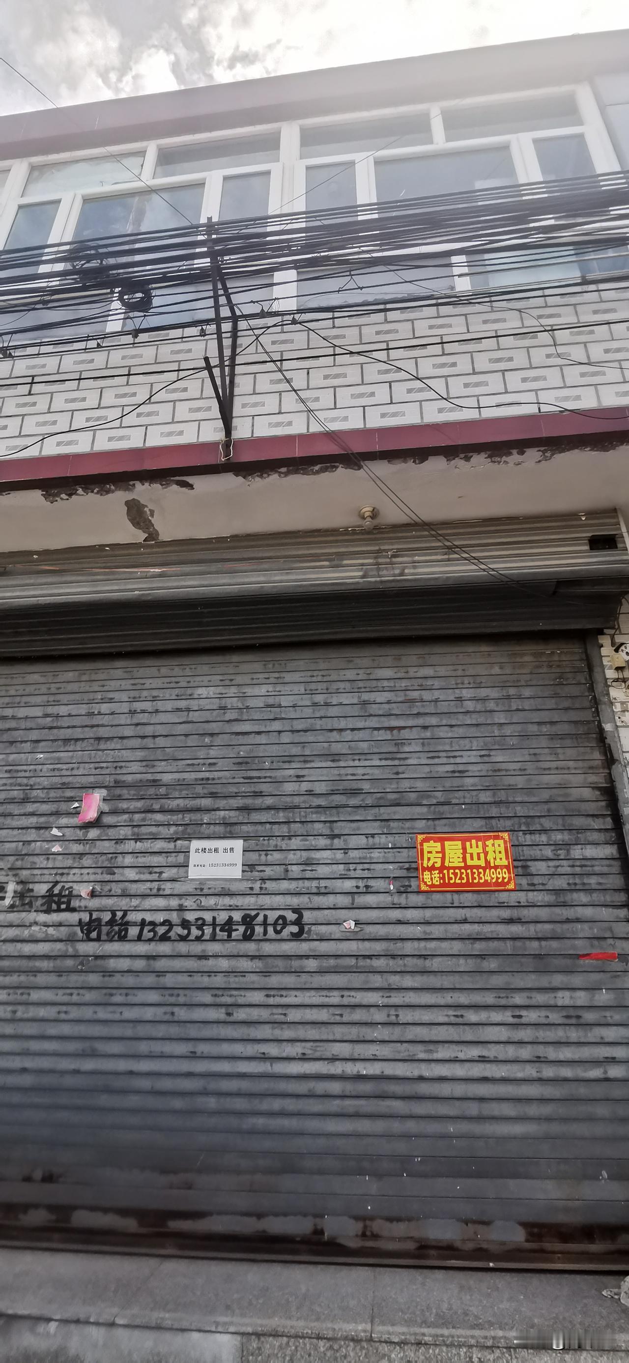 门店和店铺到处可以看到转让亿转租出售的。许多大街上的门店由于经营不下去了，不得不