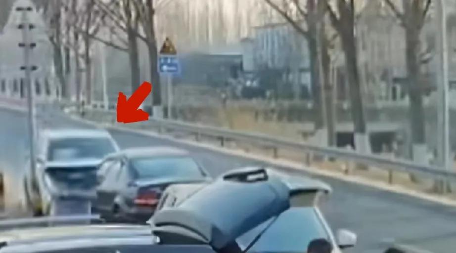 1月20日15时许，天津市武清区旗良公路西吕村附近发生惊险一幕：一白色轿车行驶中