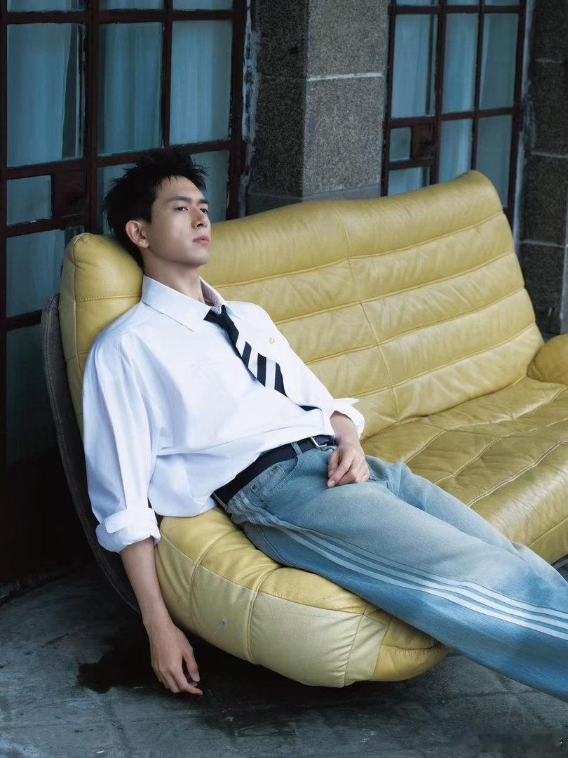 随手一拍李现没有一帧是废片 李现那个下颌线，真的锋利到能割伤镜头。记者随便按快门