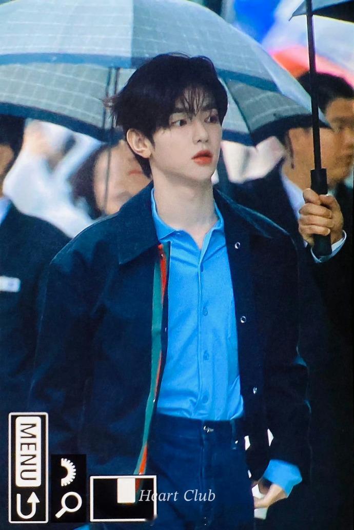 #章昊黑夹克蓝衬衫look##章昊GUCCI活动生图路透# 章昊身着黑夹克、蓝衬