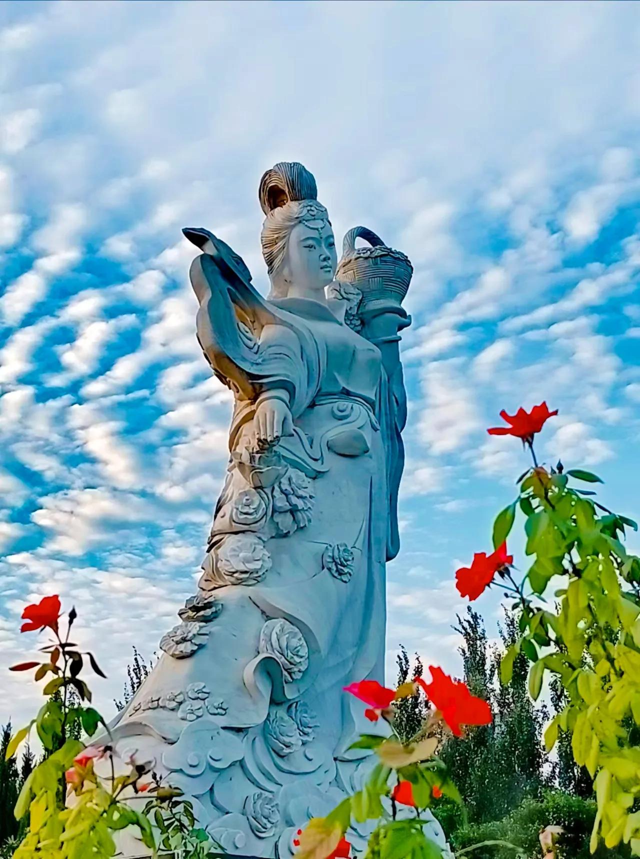起舞弄倩影，
神仙乐逍遥。
 #月季园里话秋意# 
赵义声手机摄影