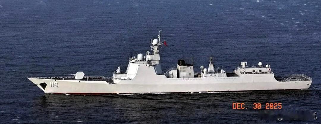 绿营媒体还在狂欢，庆祝班超舰“锁定了”乌鲁木齐舰。但他们不知道的是，在那个瞬间，