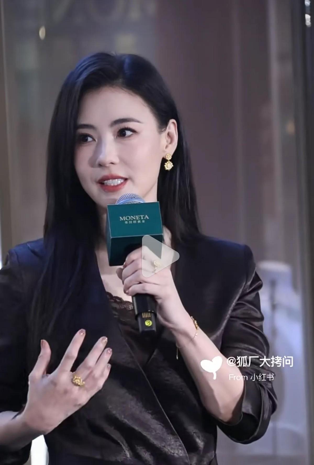 张柏芝这次露面，让很多人把目光从八卦挪到了更现实的一层账本上。
离婚多年，前公公