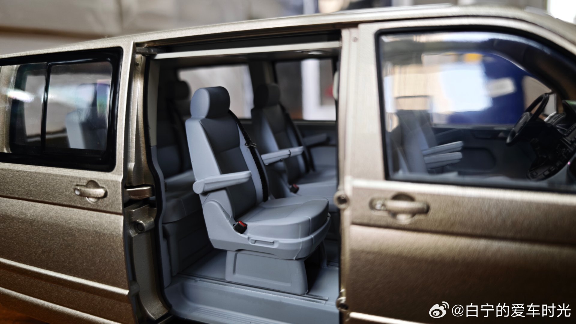 NOREV的大众T5把滑门做的特别好，可惜只给了右边一个。至此我基本收齐了大众T