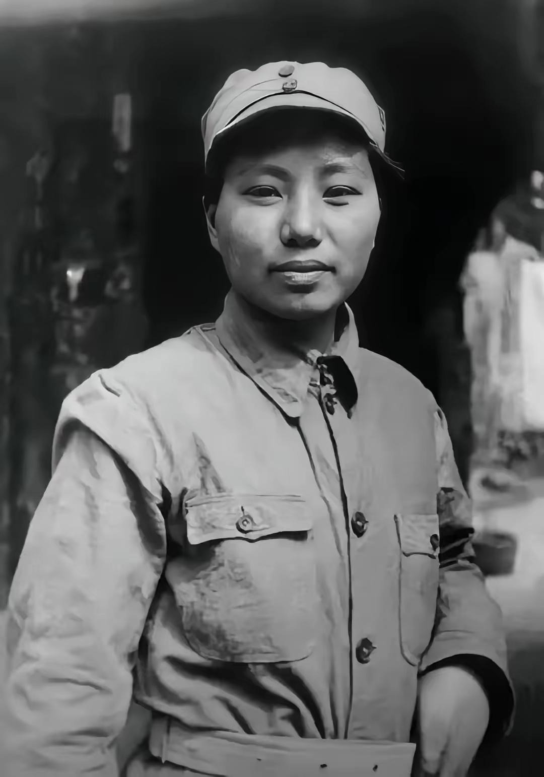 16岁女红军被活埋，黄土埋到胸口，她一滴泪没掉。千钧一发，一匹快马冲来，马上的人