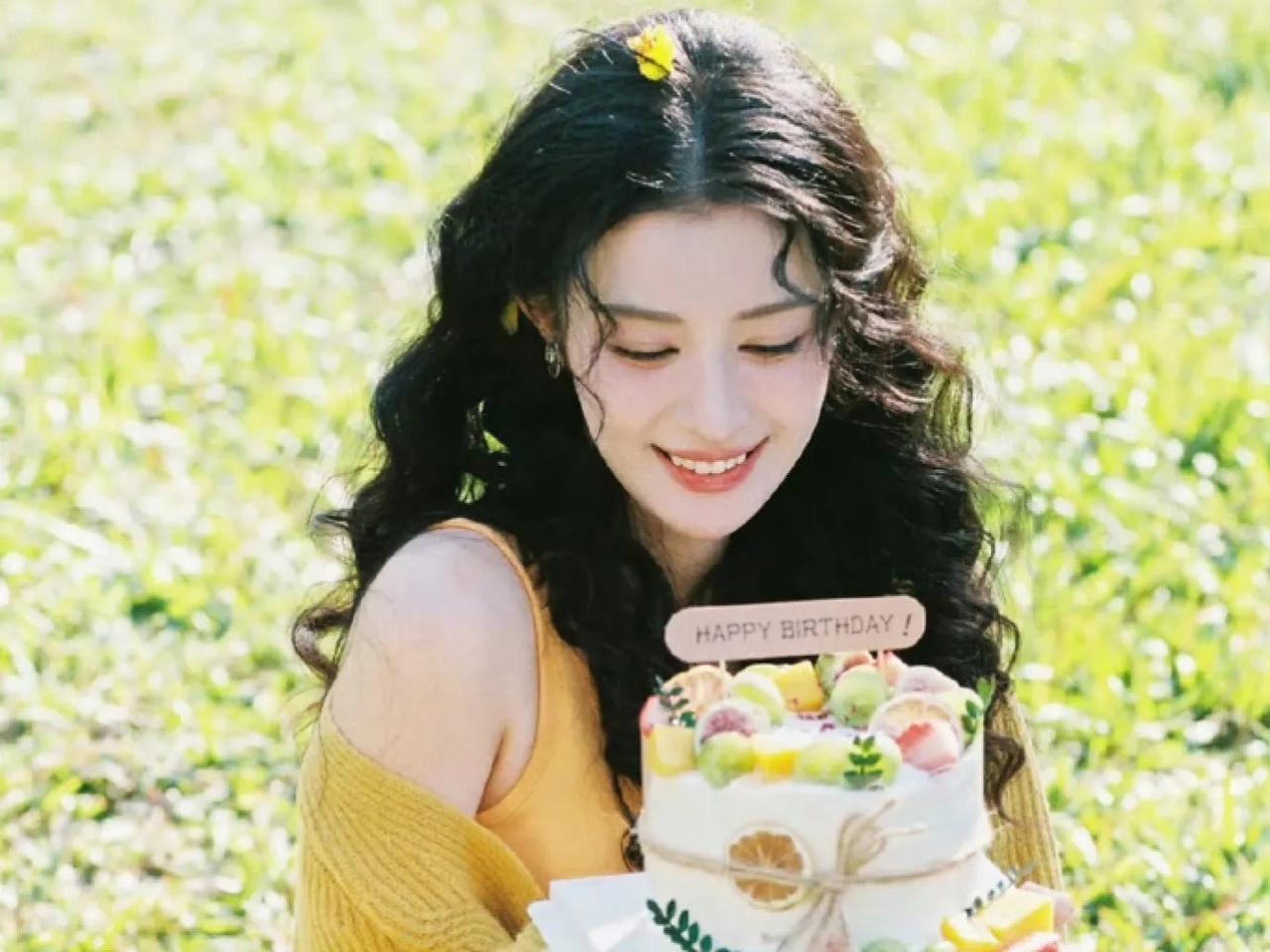 2026年1月21日，演员王楚然在社交平台发布26岁生日写真，迅速引发网友关注，