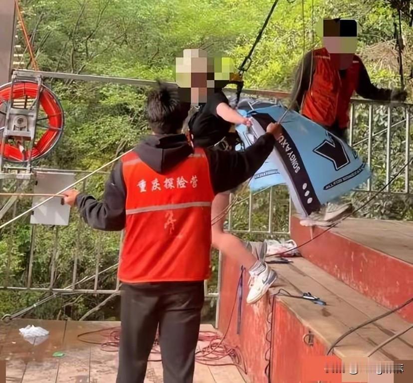 四川悬崖秋千事故，最可怕的不是绳索断了，也不是项目太危险，而是那个女生最后喊的那