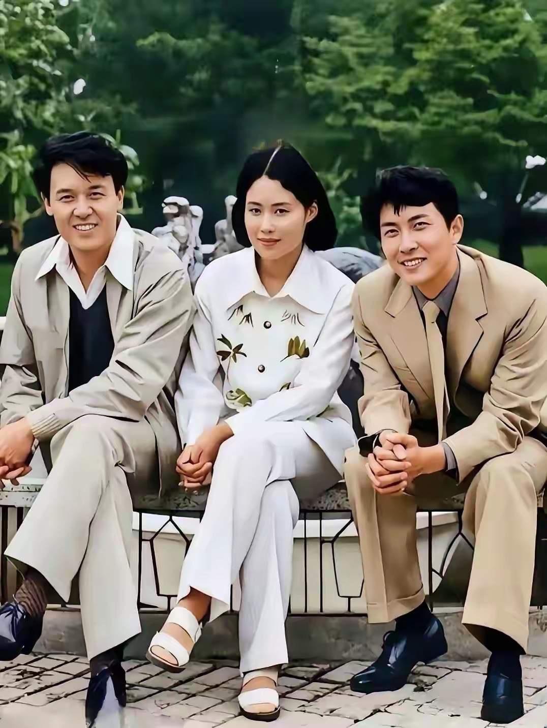 三位著名演员罕见同框，坐在中间女演员白色印花衬衫，搭配白色长裤，穿着白色凉鞋，端