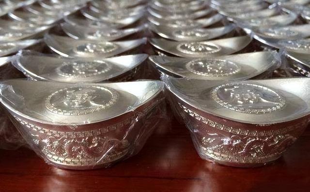 朱元璋铁律：贪污超60两银子立斩，60两，相当于现在的多少钱？
要搞清楚这笔账，