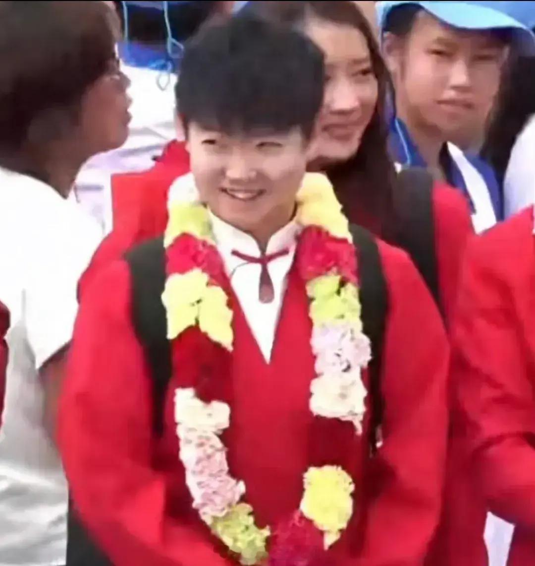 #孙颖莎笑得好开心# 中国奥运代表团抵港了！马龙这位乒乓球界的
