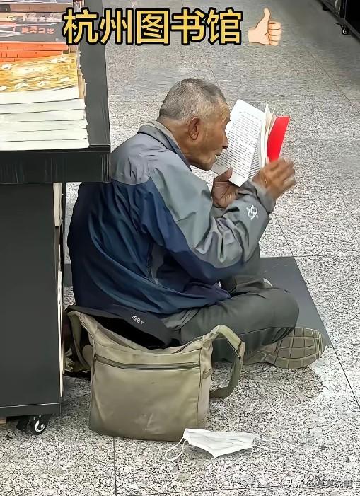 每个月有5000多元退休金不去安稳的享受生活，而是拎着一个蛇皮袋到处拾荒，这一做