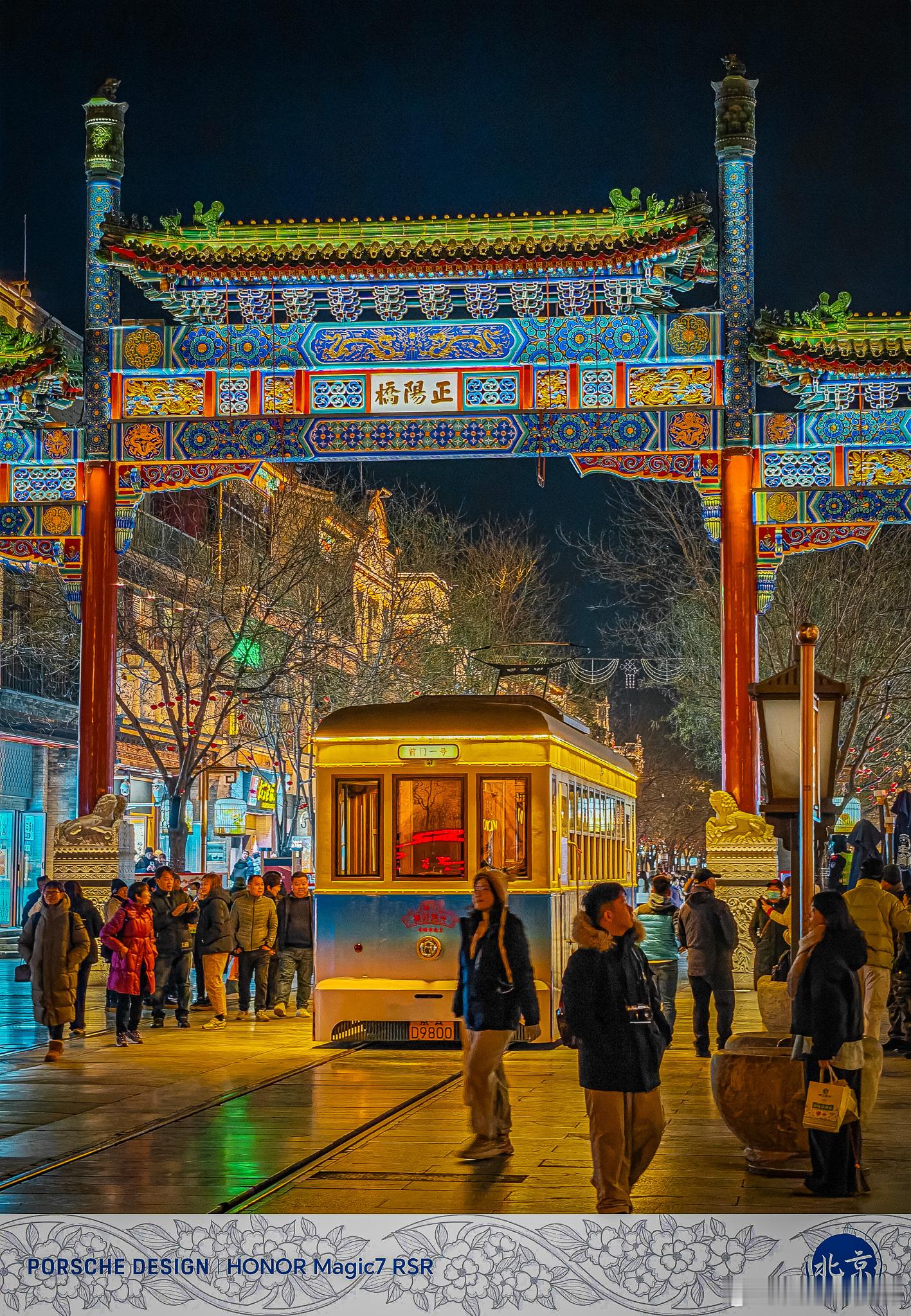 北京前门大街，建筑古朴典雅，店铺琳琅满目，无论是特色小吃，还是传统手工艺品，都能