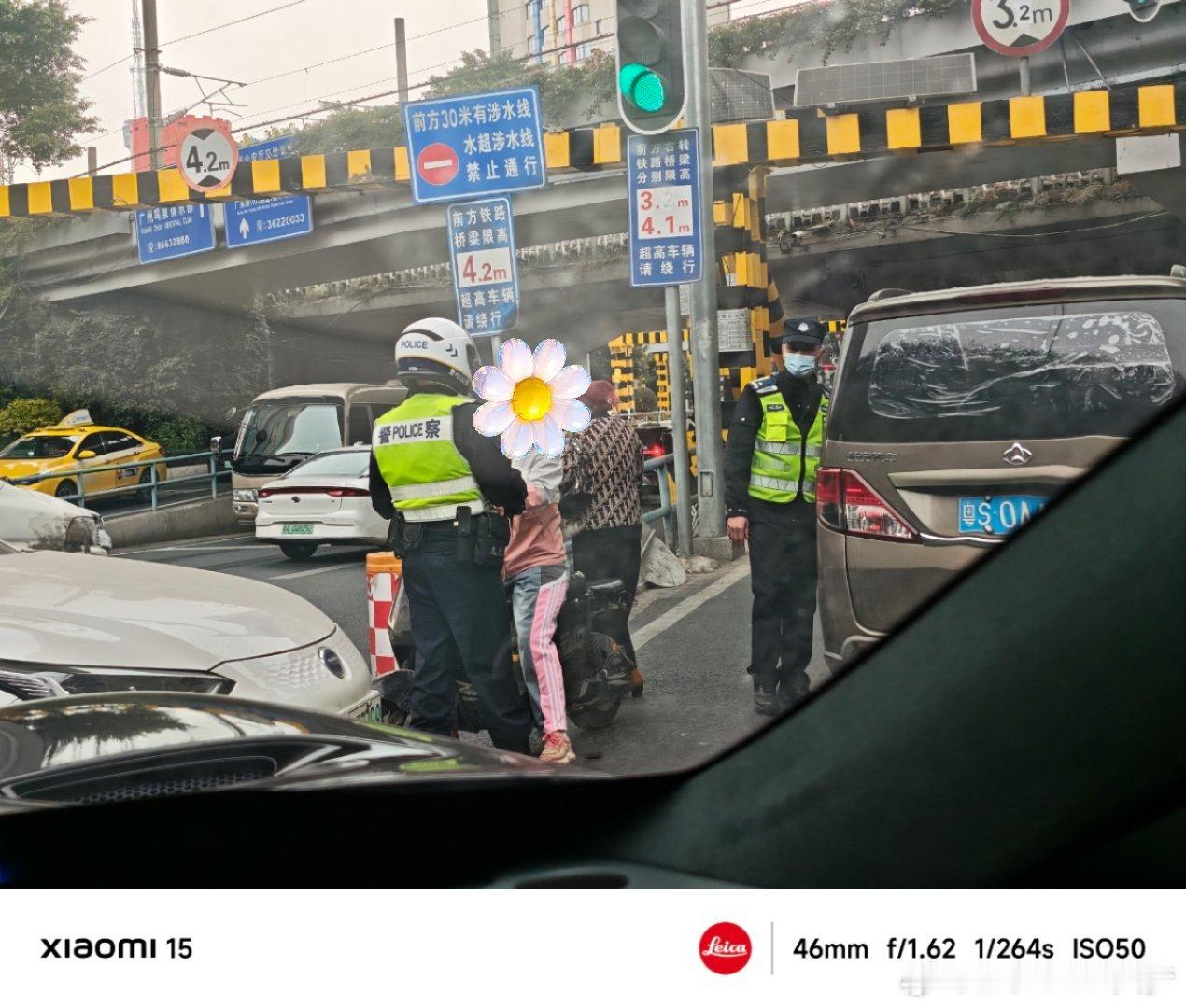 白云这边好多交警在查电动车带头盔，电动车本来就是人包铁心还这么大不戴头盔车流量大