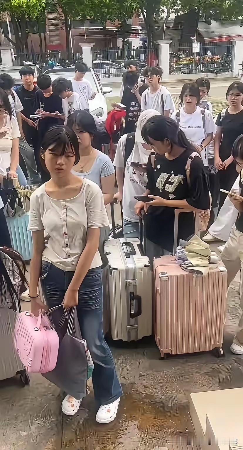 一步走错，步步错。对于刚走校园的学生而言，第一份工作很重要。第一份工作选错了行业