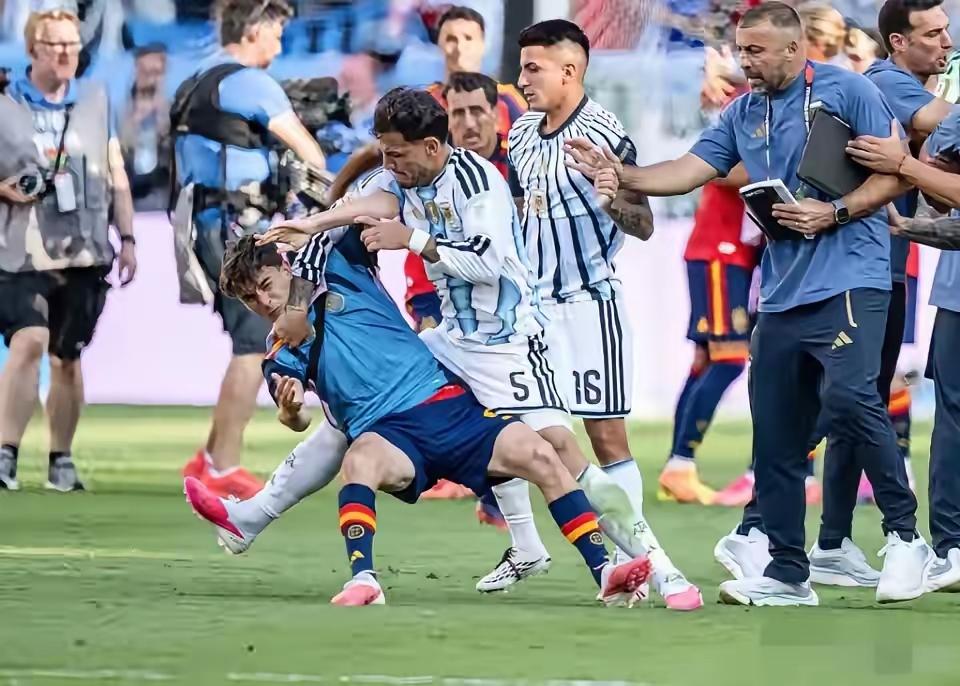 阿根廷队踢脏球由来已久，难怪国际足联不忍了
   当地时间7月29日FIFA官方