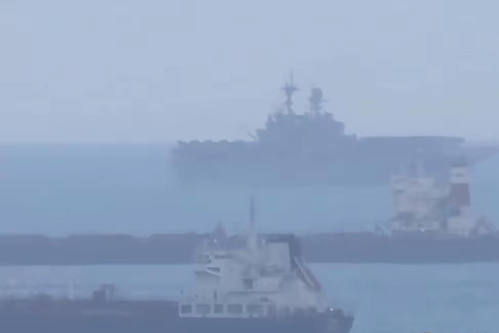 新加坡附近的监控摄像头显示，3 月 17 日，美国海军“的黎波里”号两栖攻击舰已