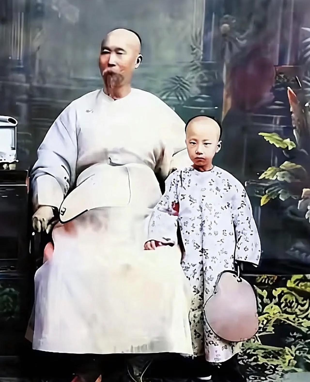这张老照片最近被传得太离谱，居然有不少自媒体说站李鸿章旁边的是他年轻小妾？别信谣