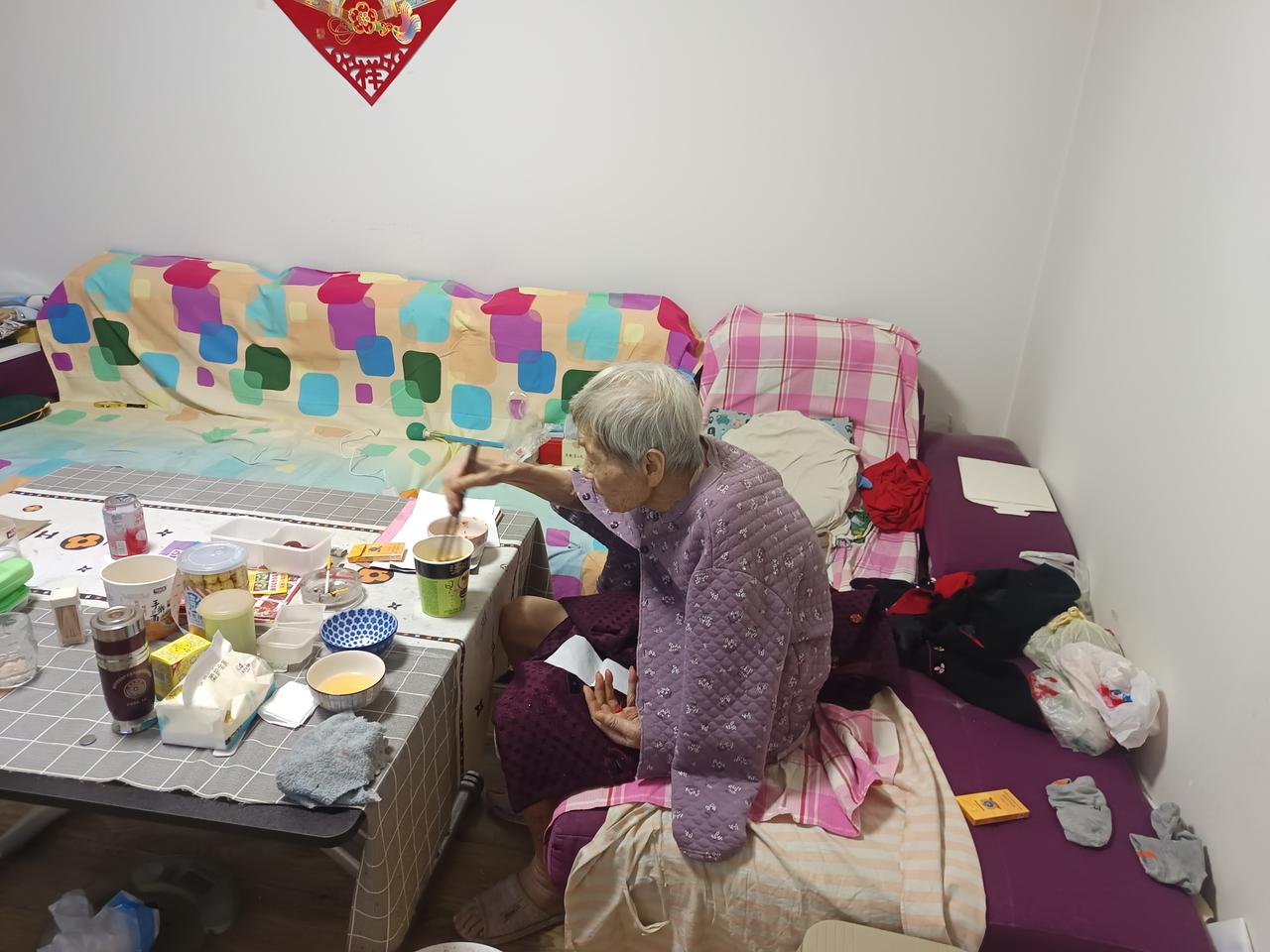 累死我了，困死我了!
最近这五六天，老太太精神状态还可以吧，就是太折腾人。
就说