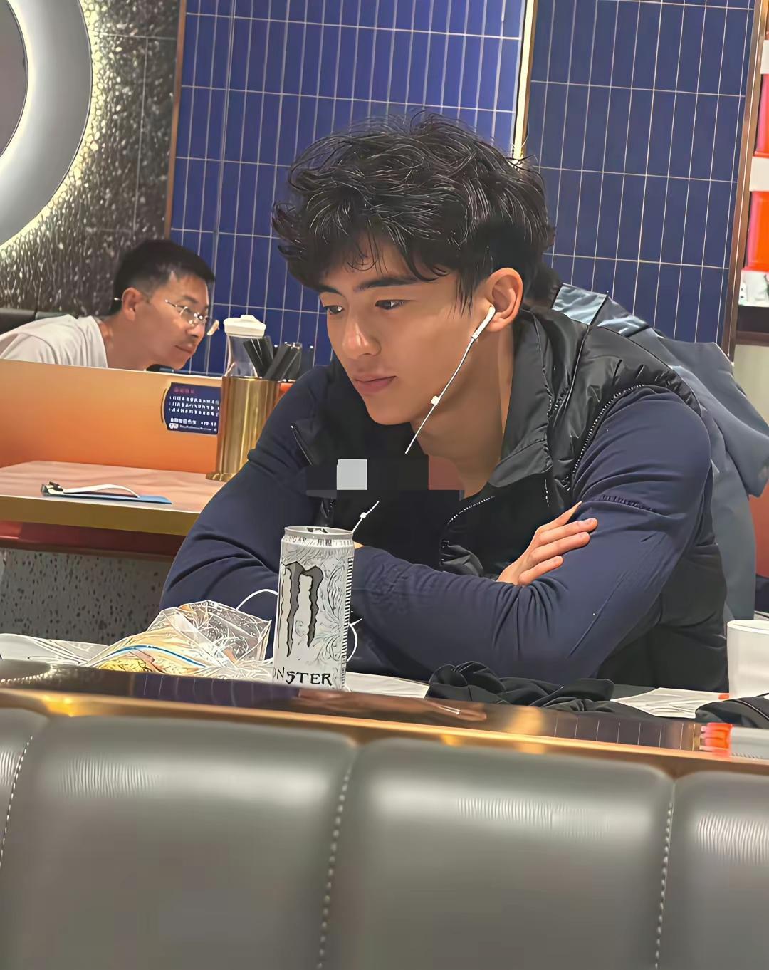看谢霆锋图片感觉他还是个帅哥
回头看看他儿子
突然感觉男神也老了
四十八岁了
把