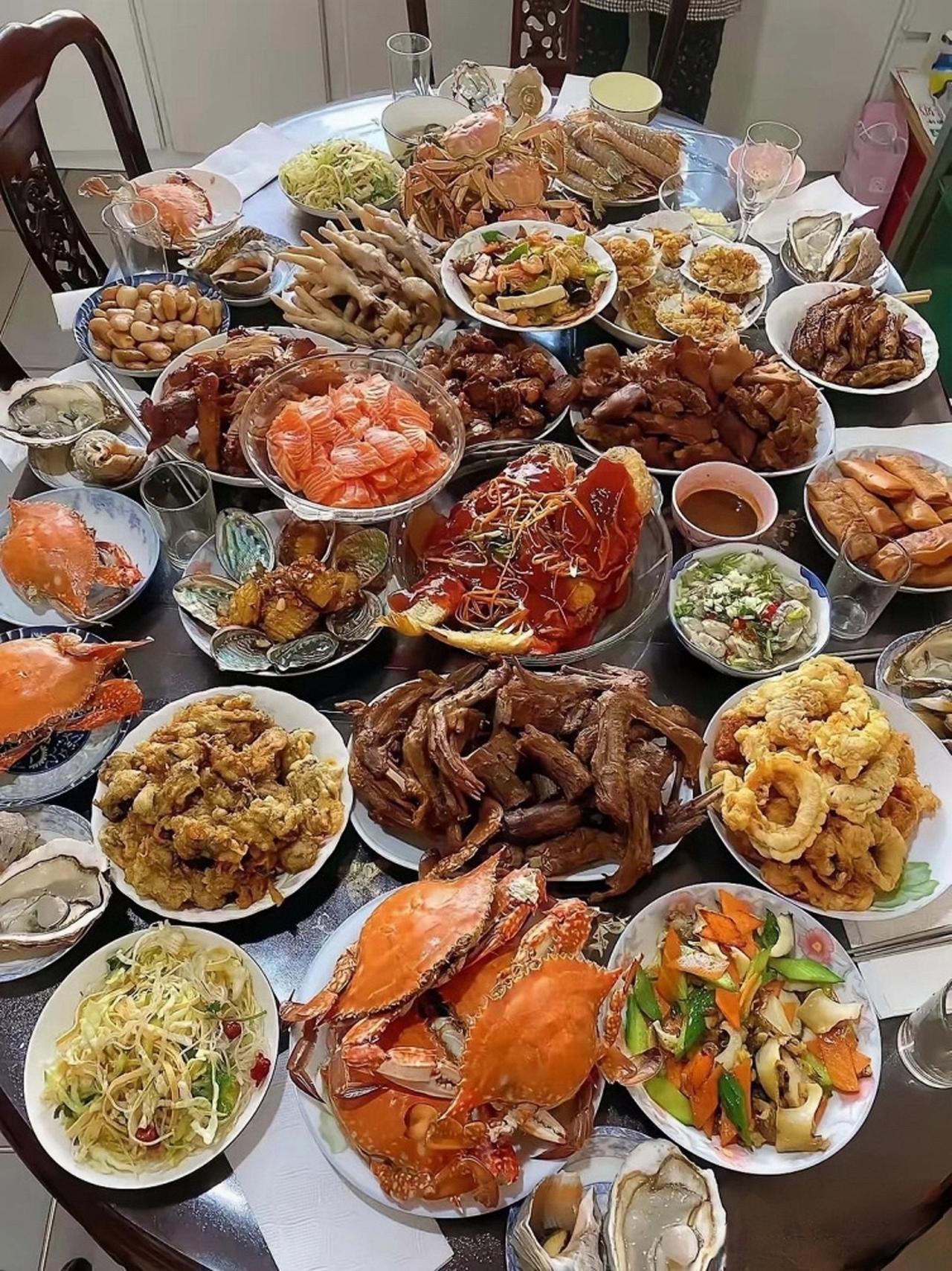 这活真的不知道咋说：去朋友做客，见到满满一大桌子菜，自己感觉没有了胃口。也不知道