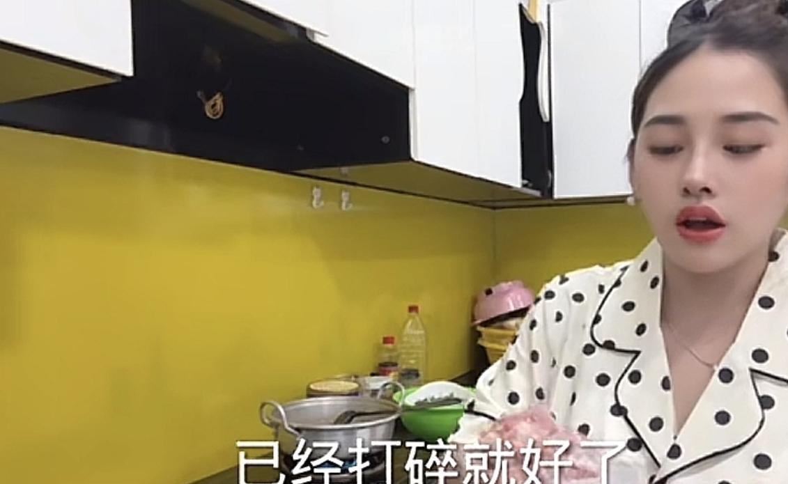 紫霞回越南后开始卖惨了！

她发视频说每天只花30块钱吃饭，省下钱养孩子。给孩子