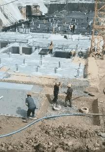 这样打人真的太危险
 
工地俩汉子吵起来，年纪大的先动手薅年轻小伙，小伙直接抄起