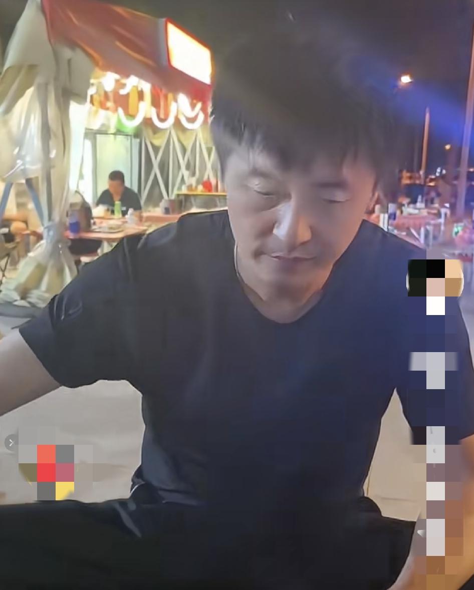 莞莞类卿这话体现在张雪峰身上了，
这人是一夜市普通师傅，但是侧脸超级像张雪峰，有
