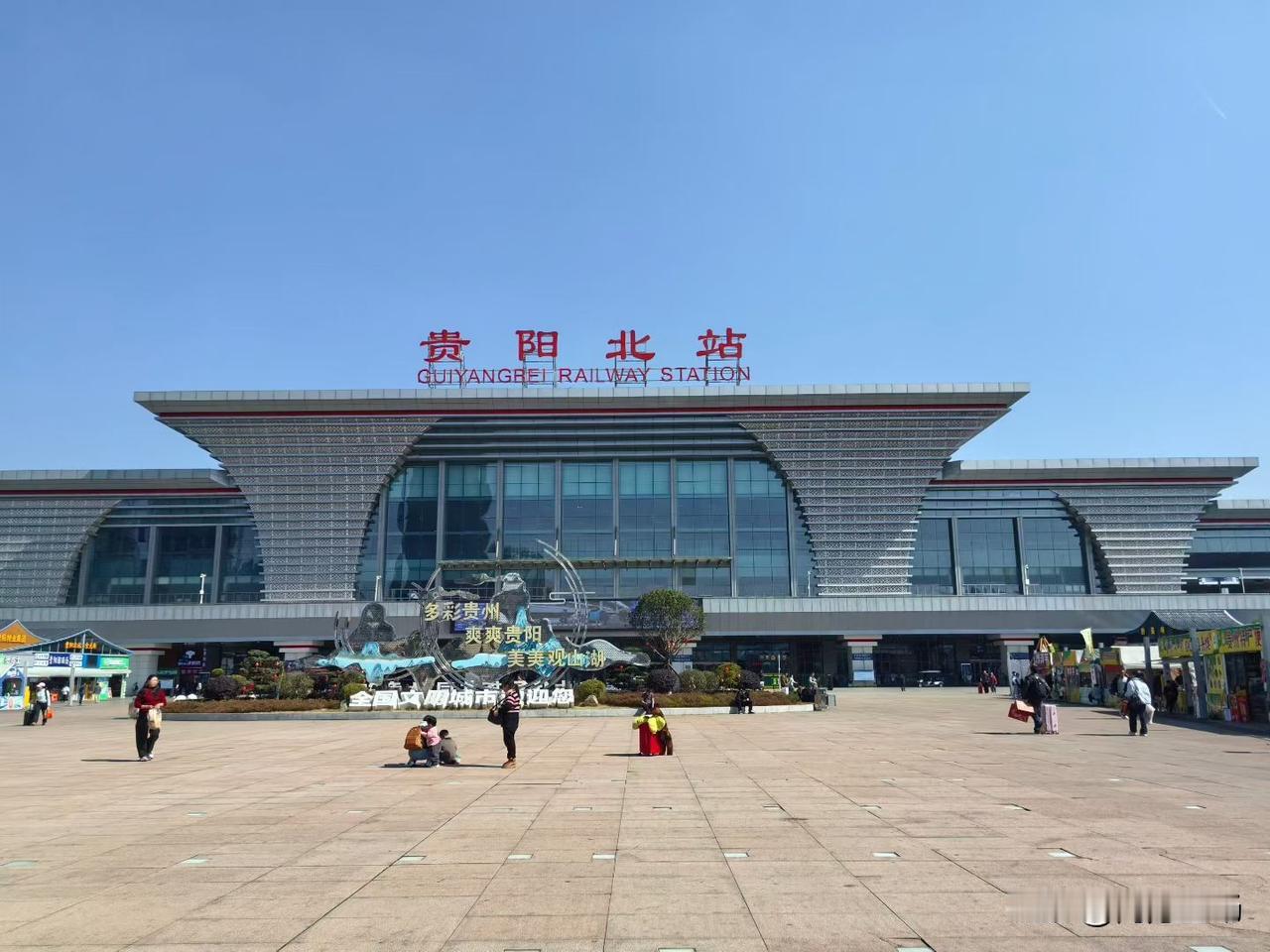 关掉电脑，摘下安全帽，把一年到头搬的砖往地上一撂——妥了，今年的活儿干完了！
