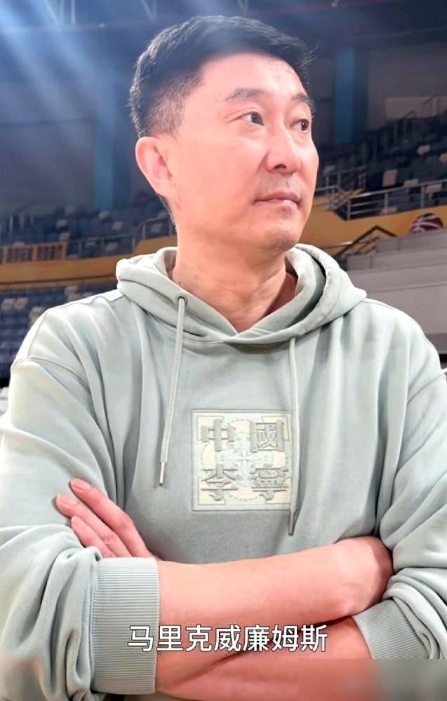 看杜锋指导那张poker face，说不知道外援的事，我心里反而咯噔一下，懂了。