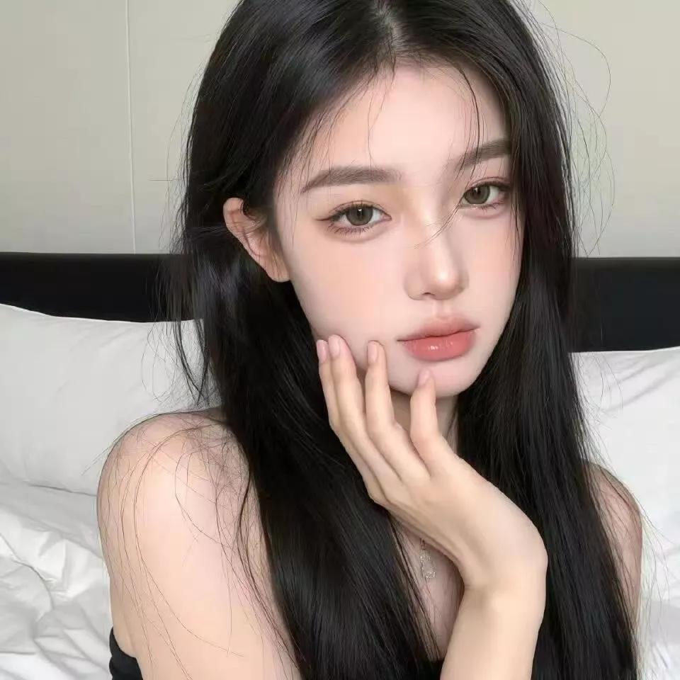 慵懒的午后，阳光洒在床上的温柔瞬间。