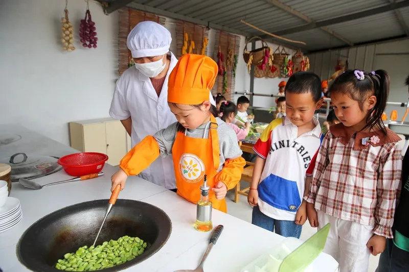 #连幼儿园都搞职业化了#登上热搜，这才是幼儿教育的打开方式。

据媒体报道，近期