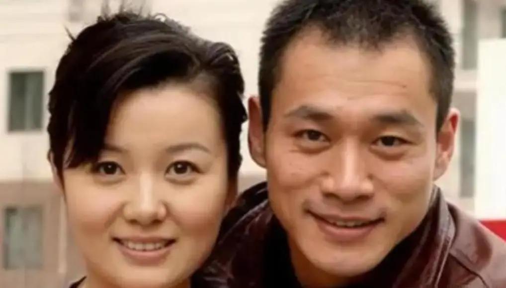 1998年，饰演“武松”的丁海峰爱上了“潘金莲”王思懿，丁海峰的妻子得知后竟然不