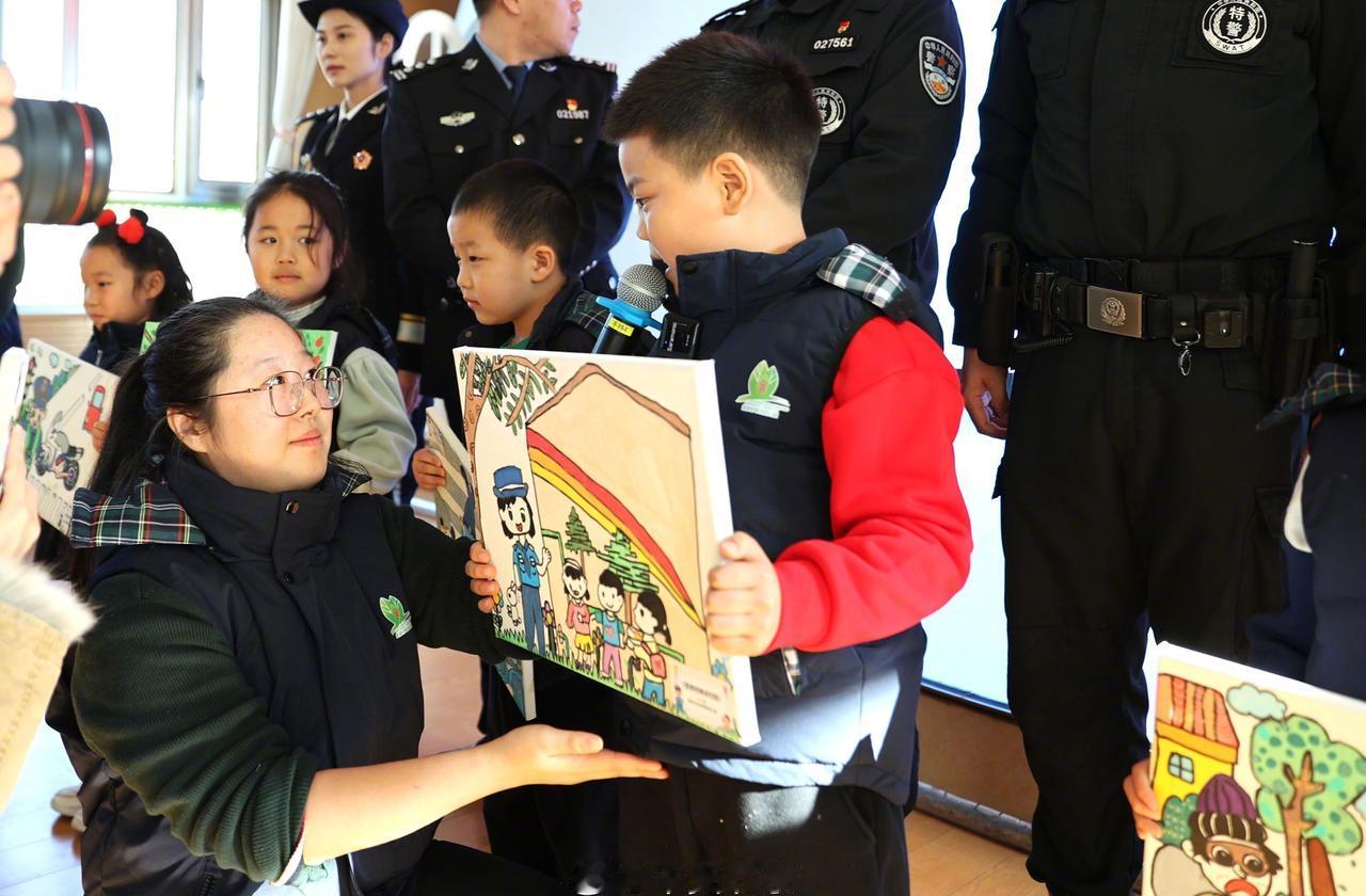 “我要把画送给警察叔叔，谢谢你们保护我们！”@平安北京东城 民警带着安全知识走进