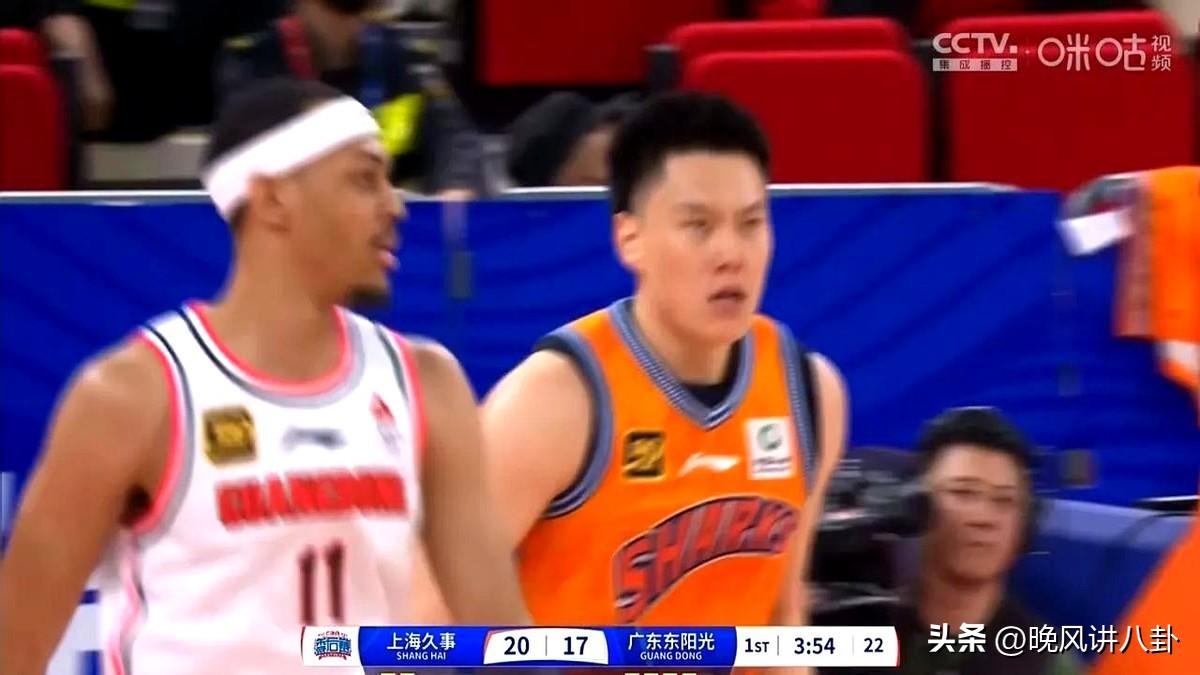 上海男篮主场这波开局直接把观众席炸开锅了！

季后赛首节就上演神仙打架，久事男篮