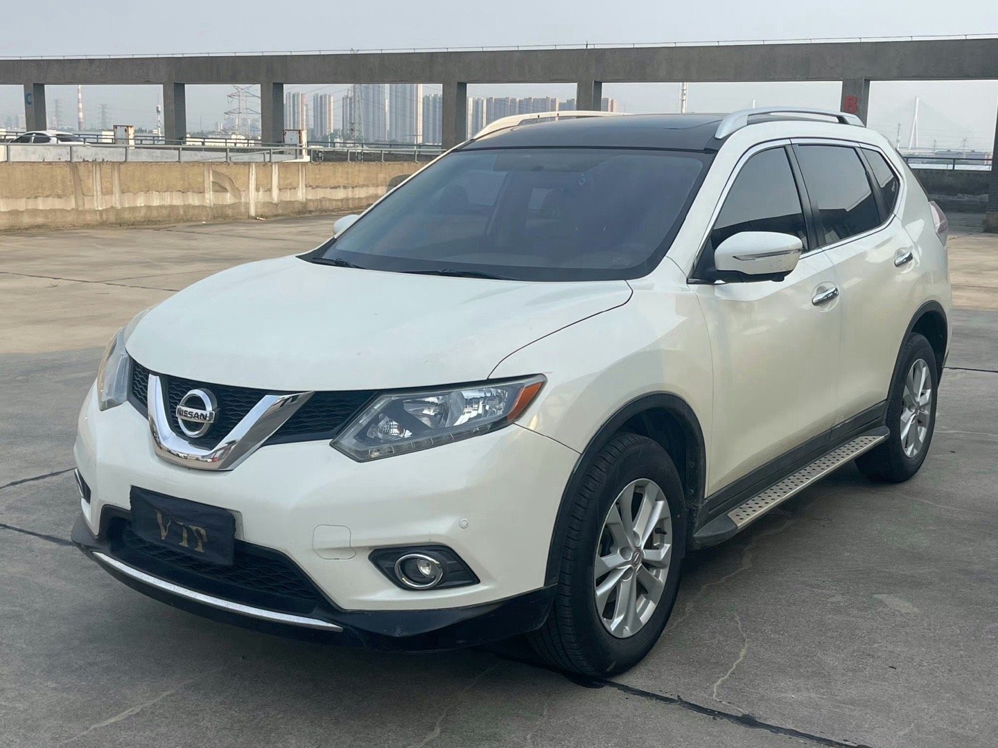 更新一组2016年12月日厂奇峻的图片一手车 9万公里 原版车况 自动挡带全景天