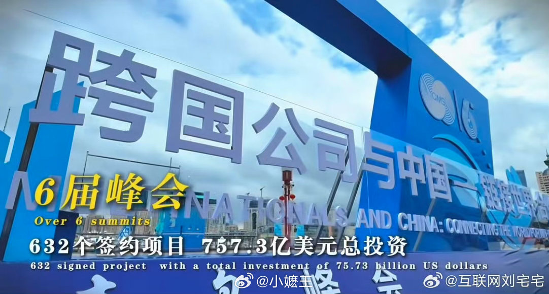 在青岛快乐得冒泡泡 在天主教堂前，我看到了拍婚纱照的新人。新娘的婚纱被风吹起，新