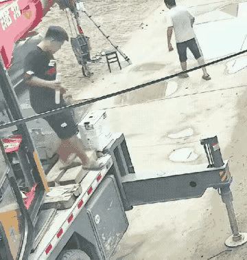 脚下一滑，鸡飞蛋打！虽然还不至于，但也是刻骨铭心的疼啊！
调查支撑柱的臂，都是方