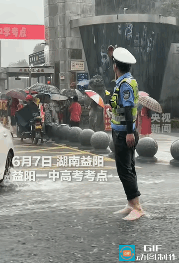 “这个辅警一定要给他转正！” 湖南益阳，一名辅警小哥在考场门口执勤，不料突降暴雨