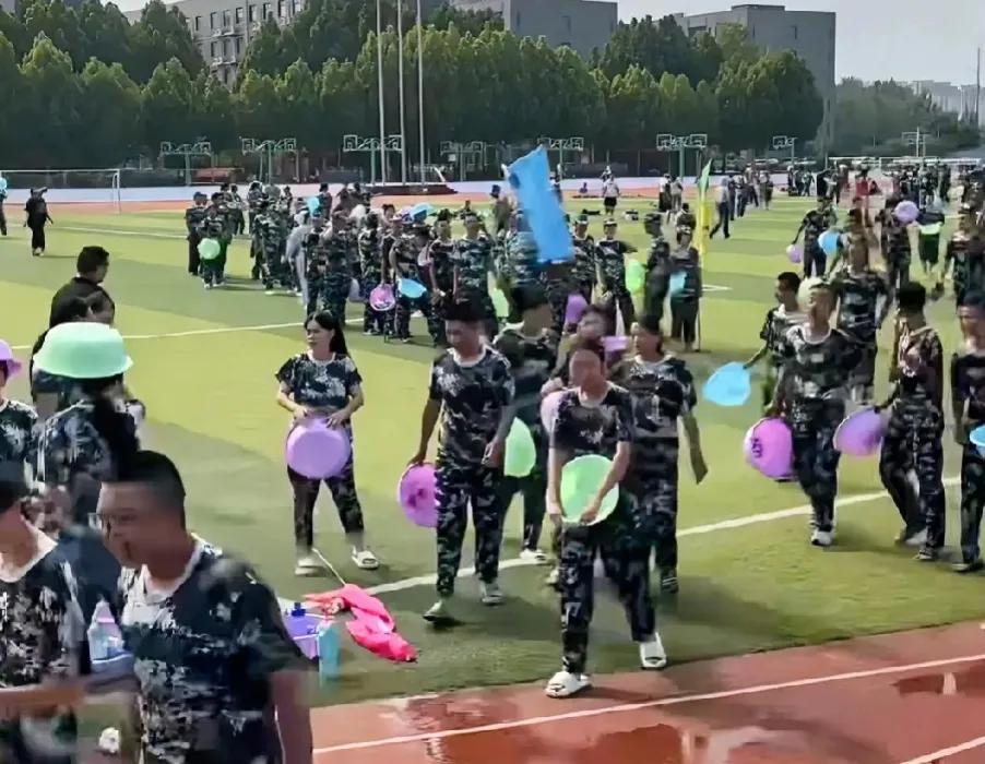 看到一所高中学校军训一个女生累得爬不动楼梯的嘤嘤哭泣视频，评论区里有一些人在质疑