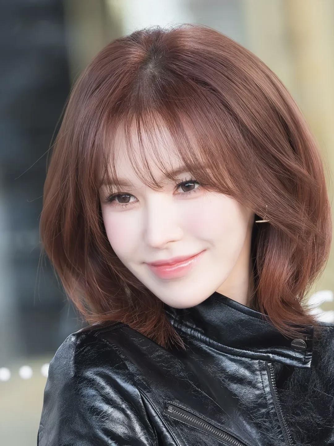 甜美少女风，短发配各种穿搭，温柔笑颜，时尚减龄显气质皮衣穿搭 美女皮衣穿搭 短发